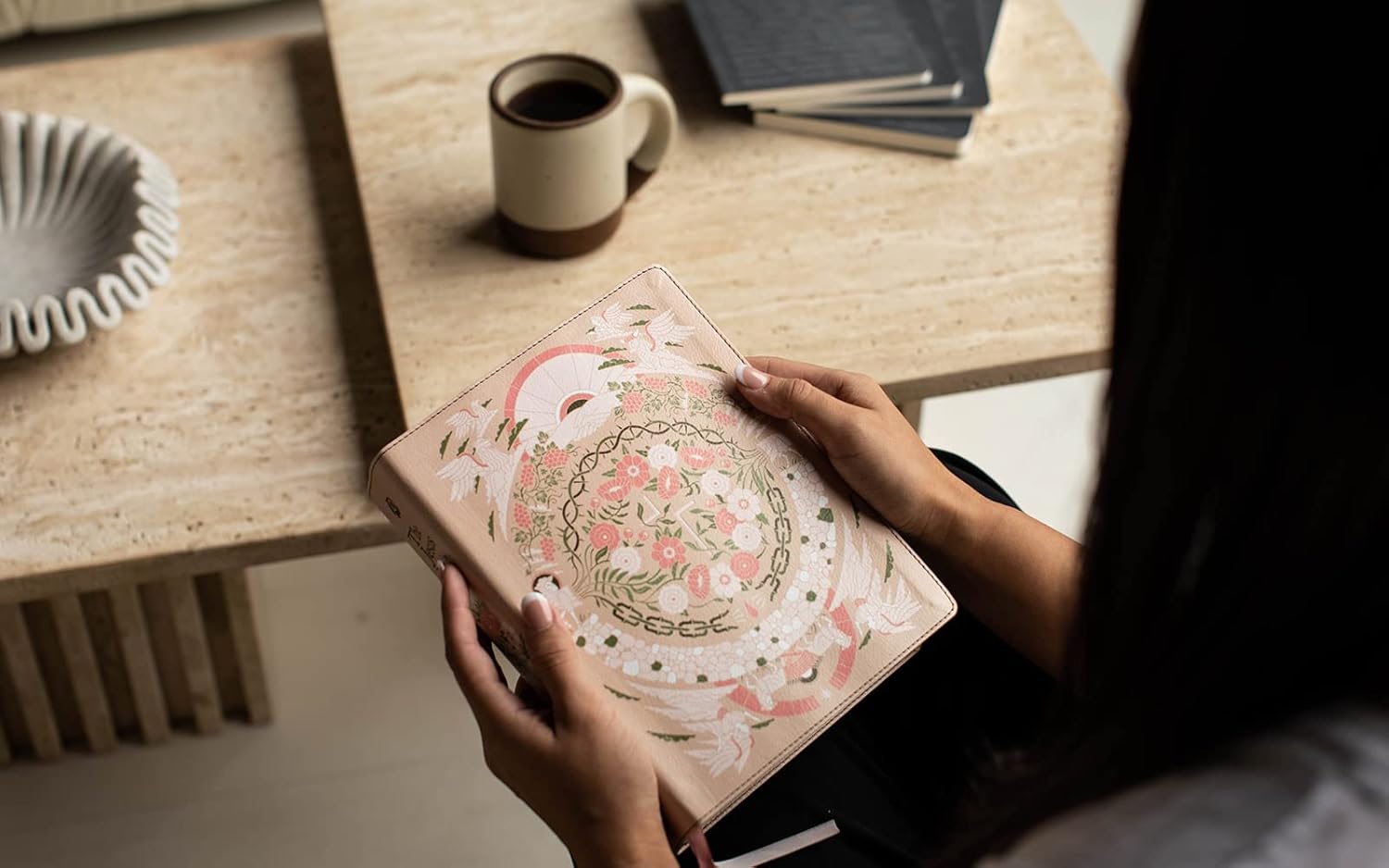 The Jesus Bible Artist Edition: English Standard Version, Light Peach Floral, Leather soft, Sixty-Six Books. One Story. All About One Name., Imitation Leather