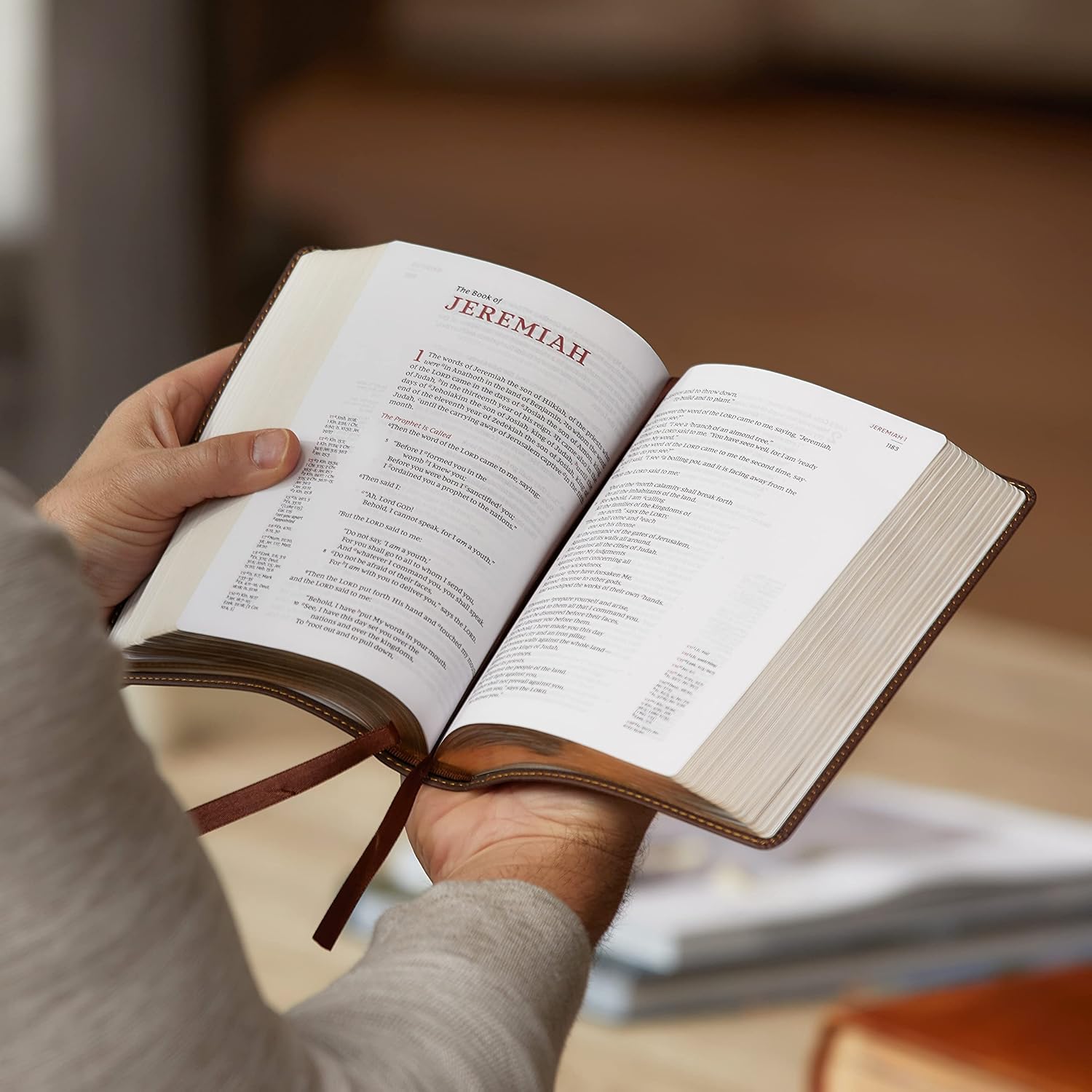 NKJV, Compact Single-Column Reference Bible, Leathersoft, Brown, Comfort Print: Holy Bible, New King James Version - hardbound